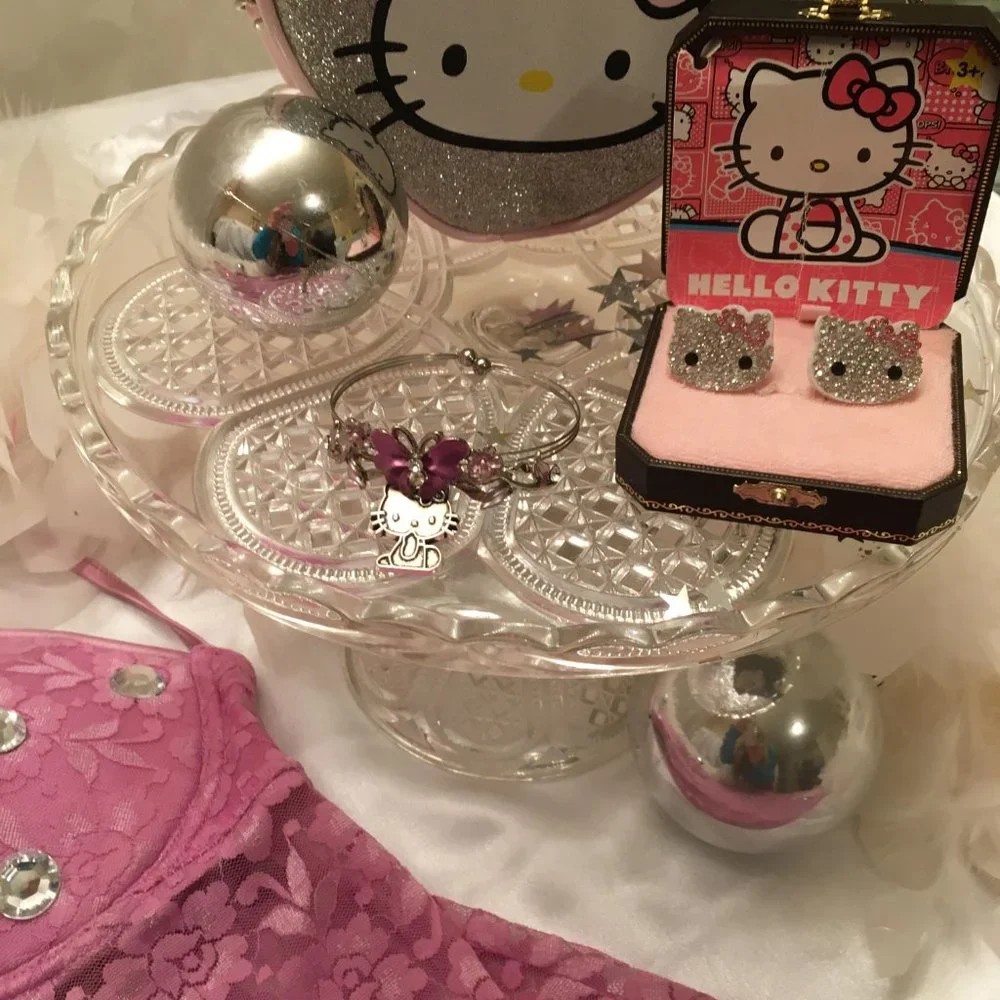 ADORABLE dream lingere and jewlery set with hello kitty details! - Picture 13 of 15
